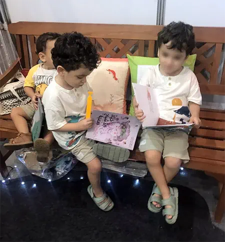 Enfants en train de lire